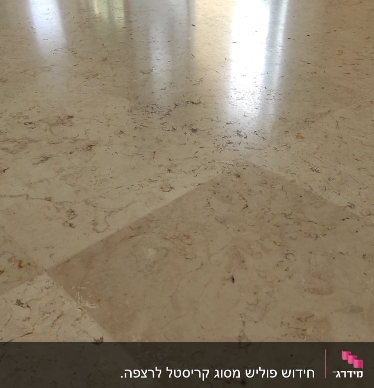 רצפה נקייה ומבריקה עם השתקפות אור